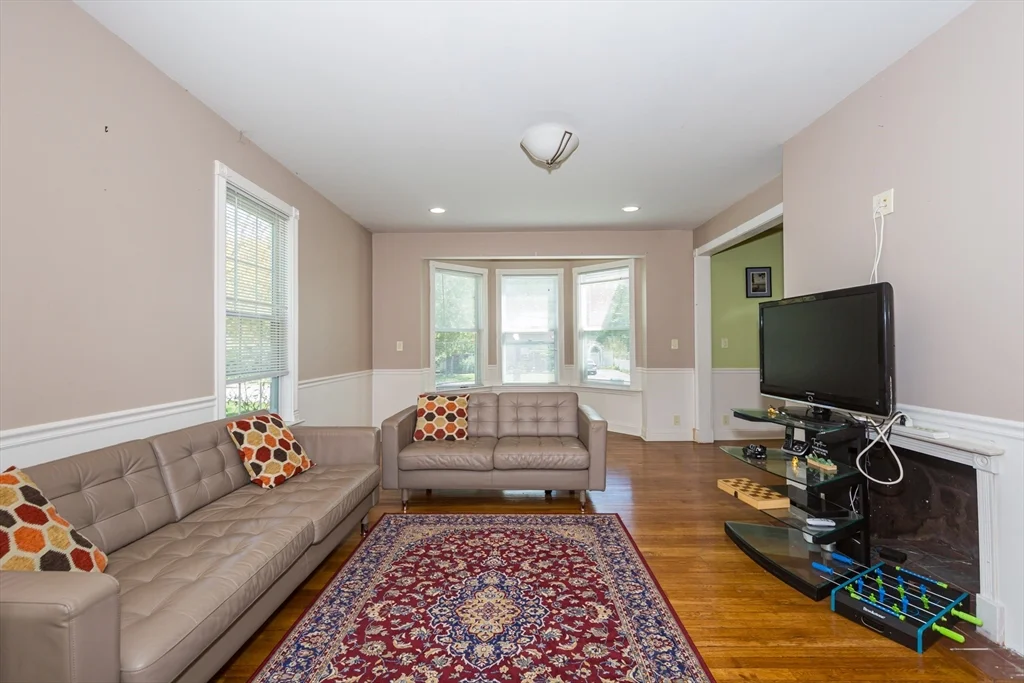 26 Pine St, Natick