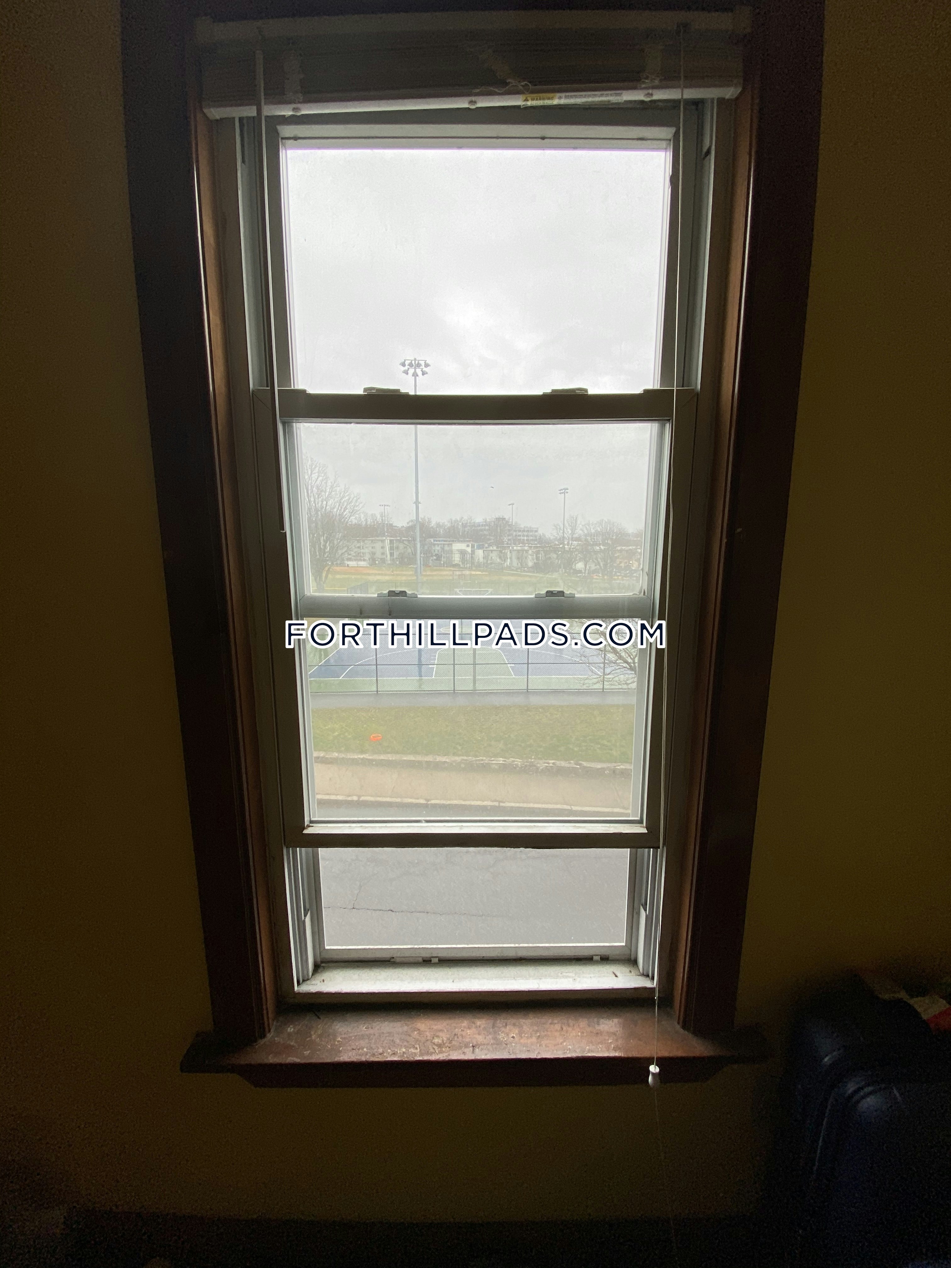 4 bed, 2 bath apartment for rent at 251 Highland St Unit 2, Roxbury — photo 5 of 28