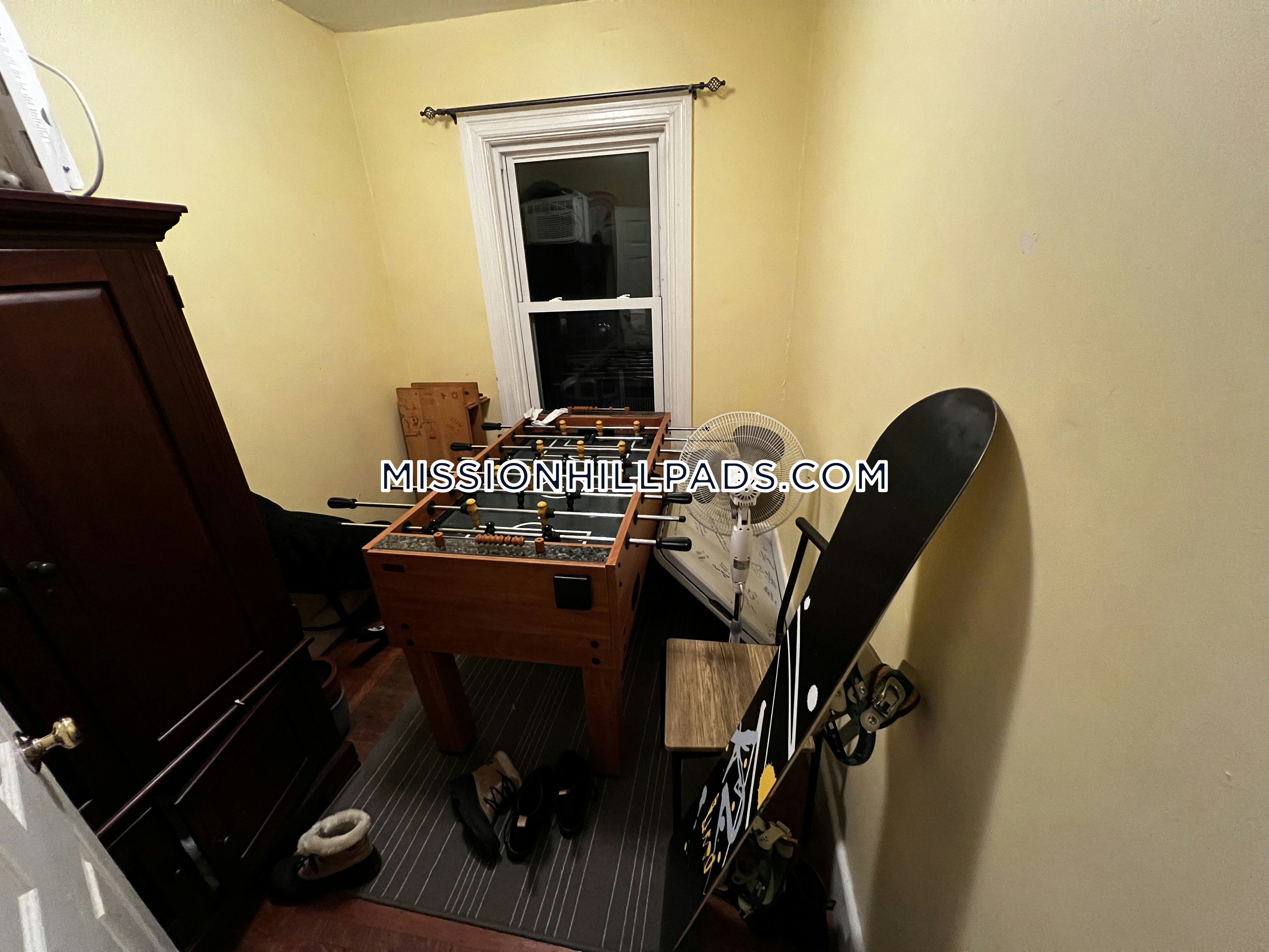 4 bed, 1 bath apartment for rent at 40 Hillside St Unit 2, Mission Hill — photo 9 of 25