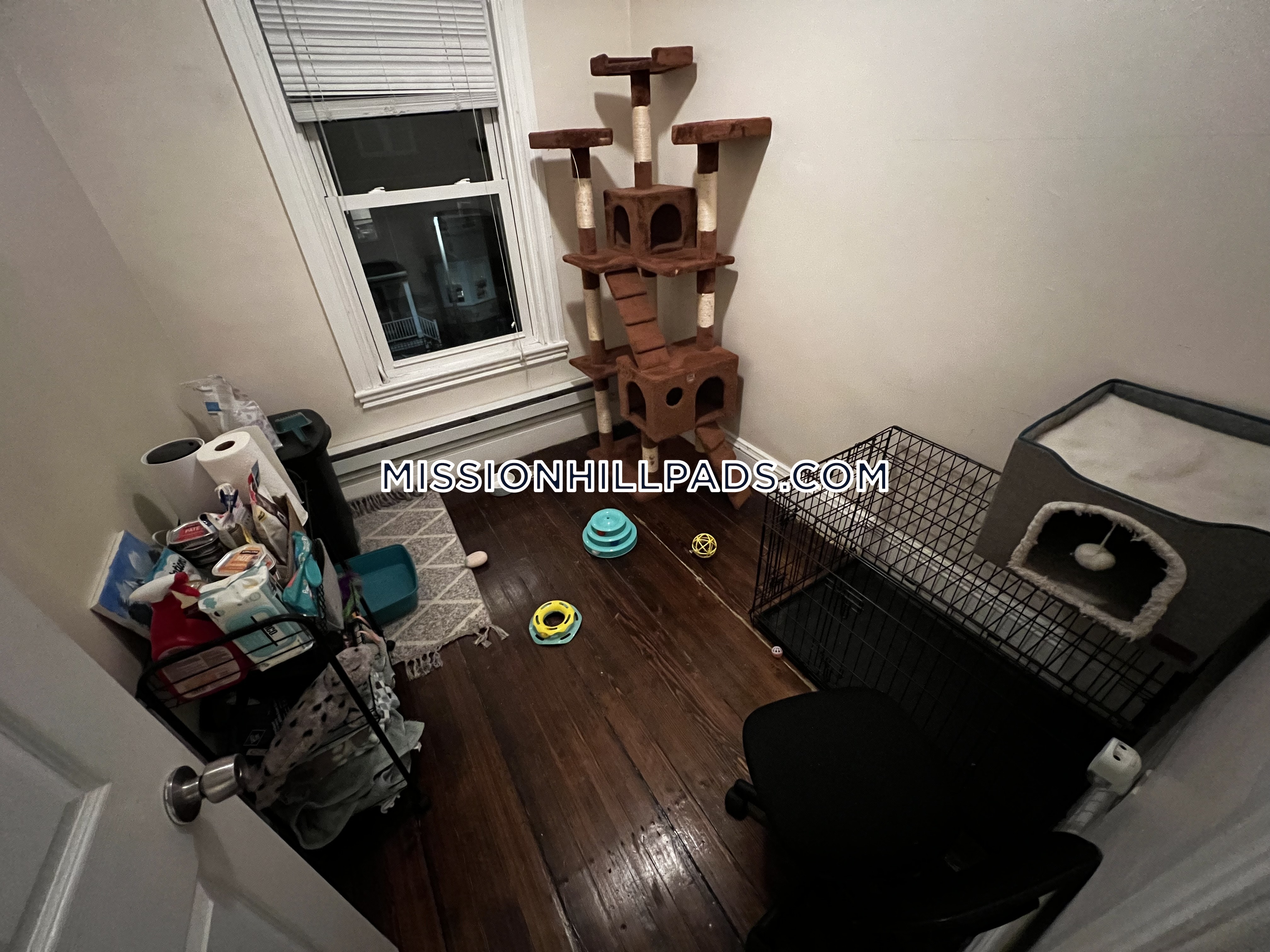 4 bed, 1 bath apartment for rent at 42 Hillside St Unit 2, Mission Hill — photo 3 of 16