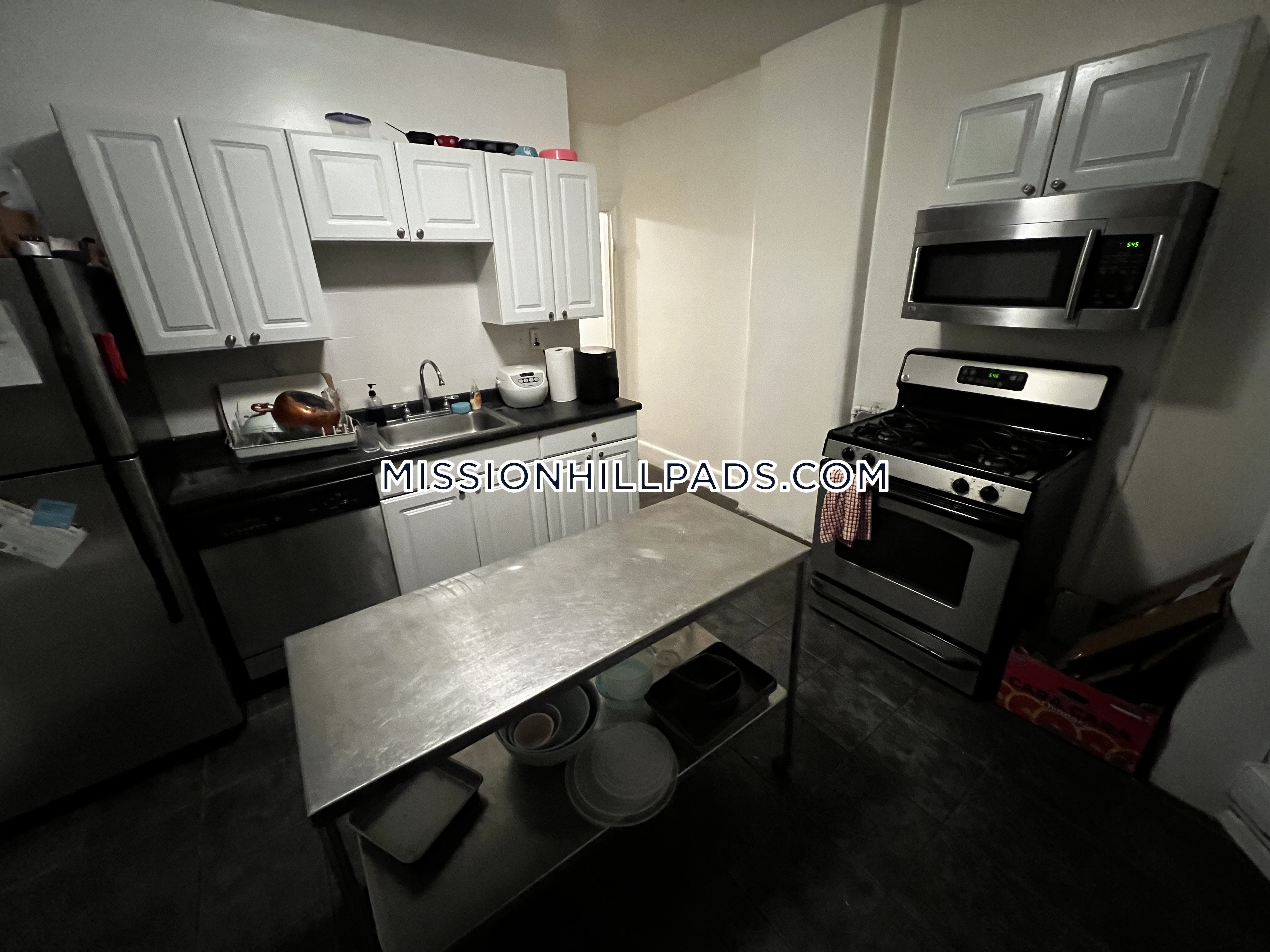 4 bed, 1 bath apartment for rent at 42 Hillside St Unit 2, Mission Hill — photo 5 of 16