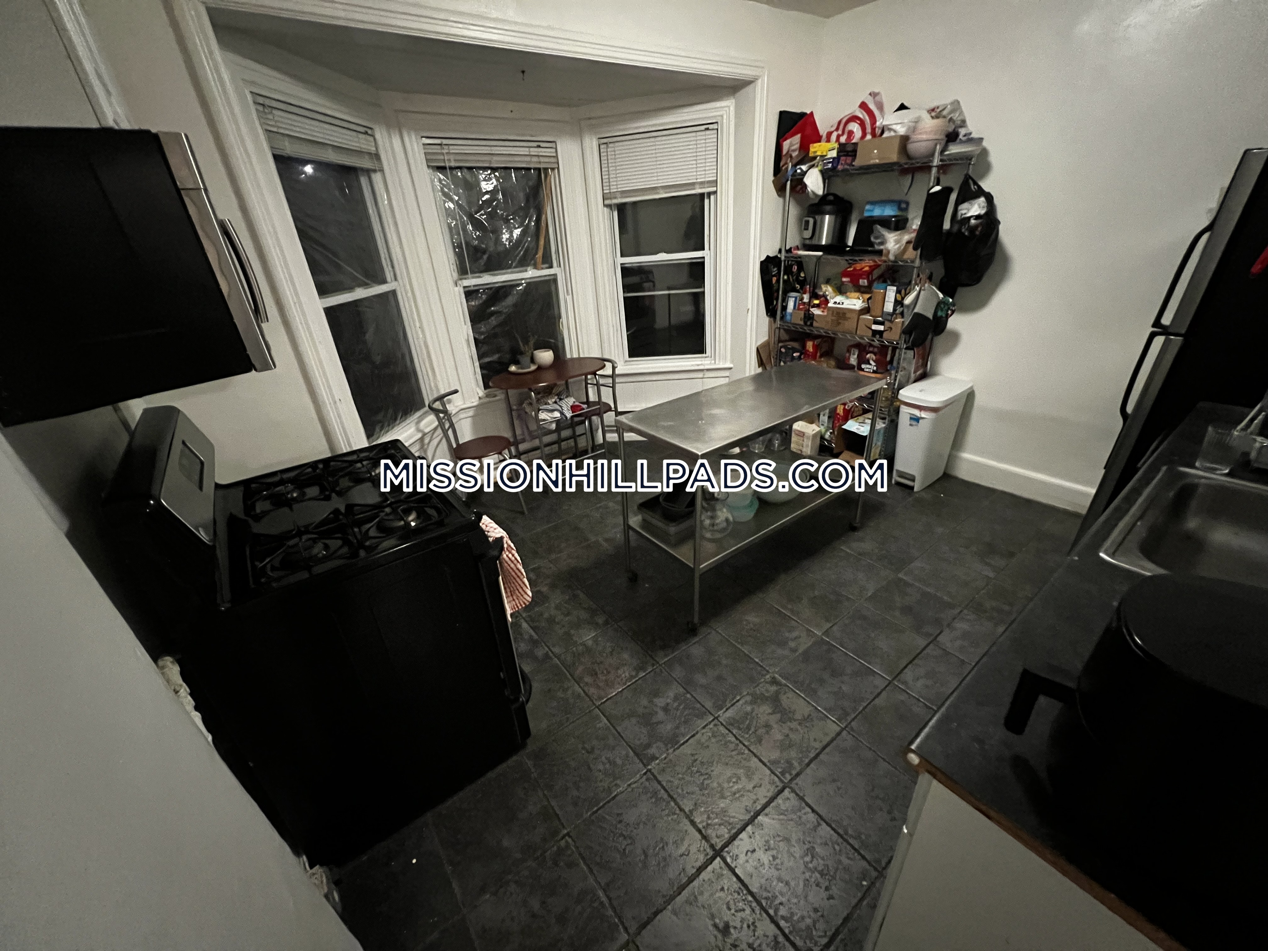 4 bed, 1 bath apartment for rent at 42 Hillside St Unit 2, Mission Hill — photo 10 of 16