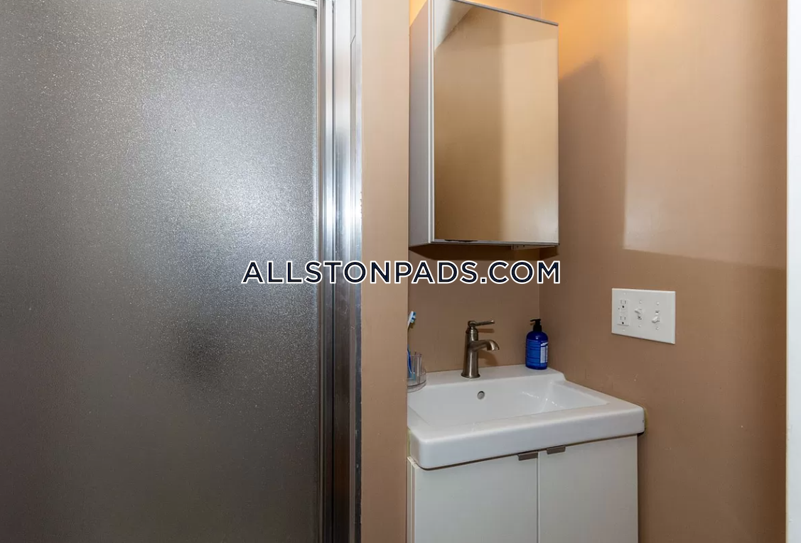 4 bed, 2 bath apartment for rent at 8 Saint Lukes Rd Unit 1, Allston — photo 8 of 9