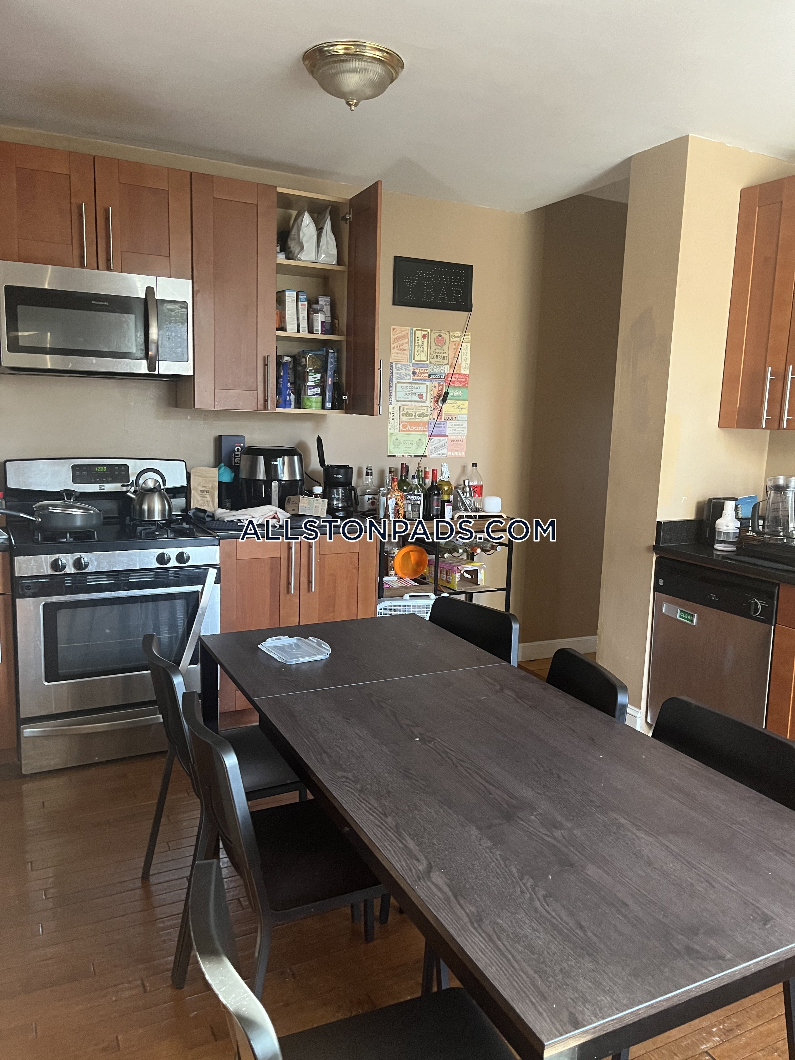 5 bed, 2 bath apartment for rent at 6 Glenville Ave Unit 5, Allston — photo 2 of 12