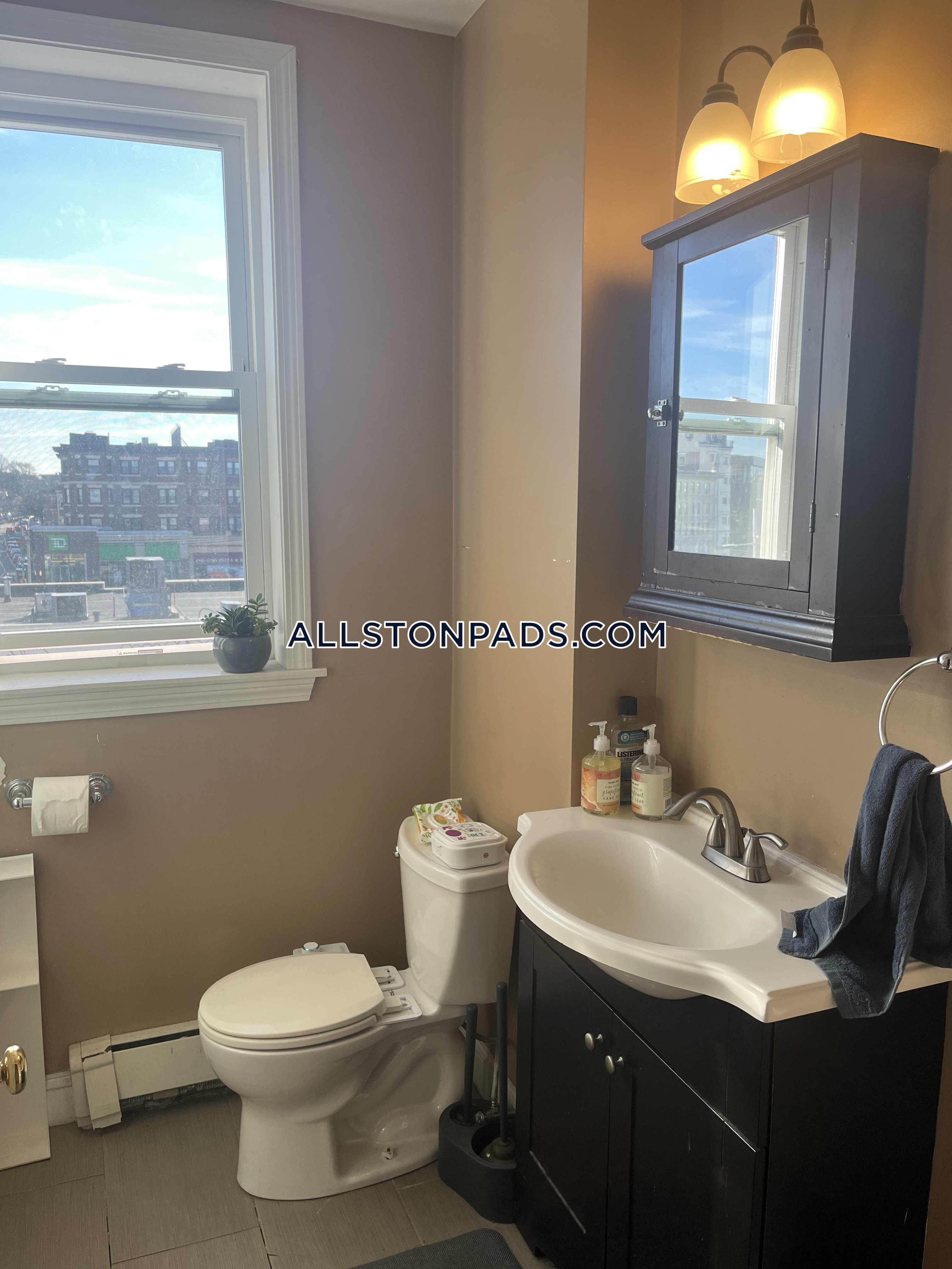 5 bed, 2 bath apartment for rent at 6 Glenville Ave Unit 5, Allston — photo 12 of 12