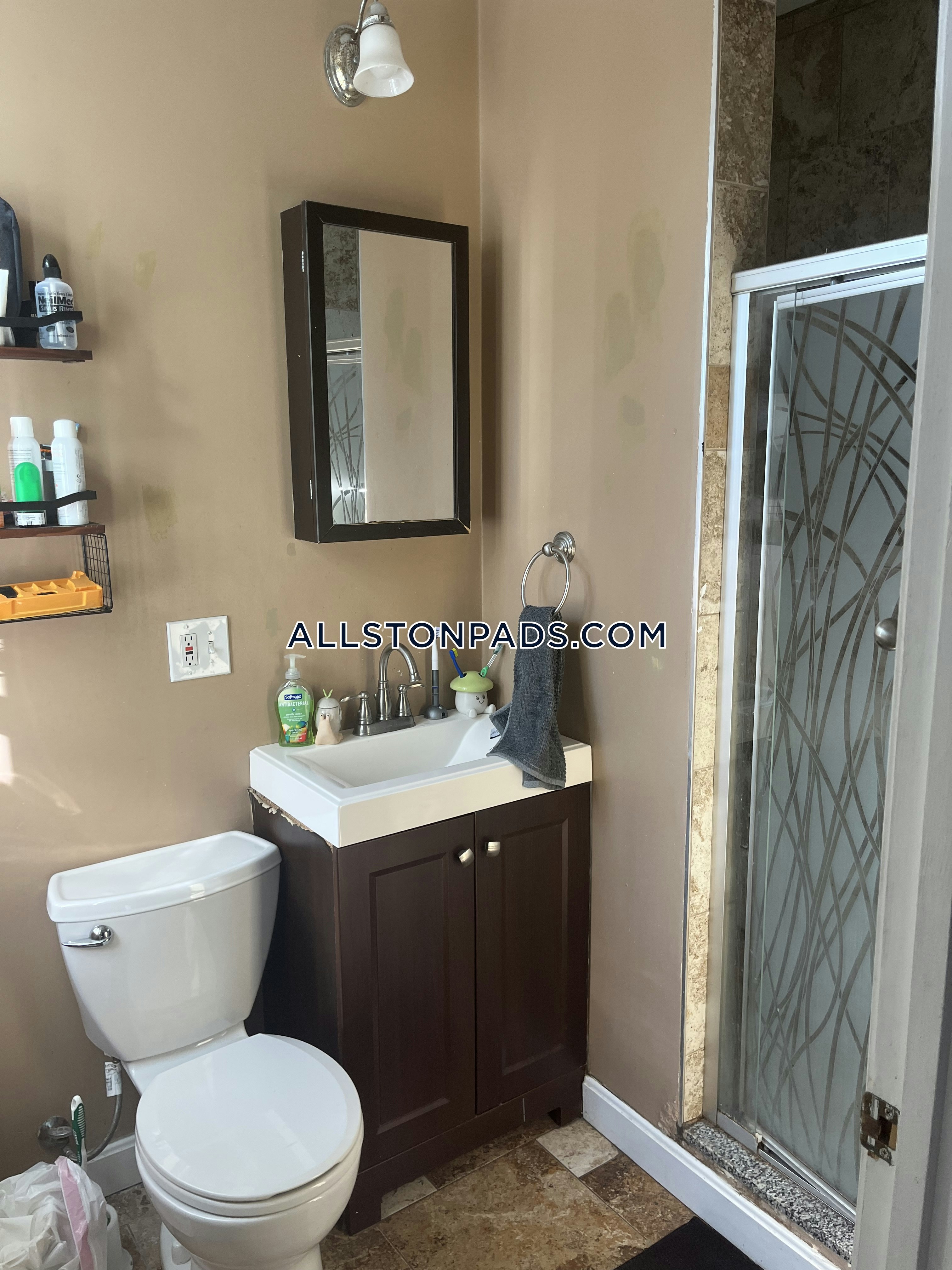 5 bed, 2 bath apartment for rent at 6 Glenville Ave Unit 5, Allston — photo 11 of 12