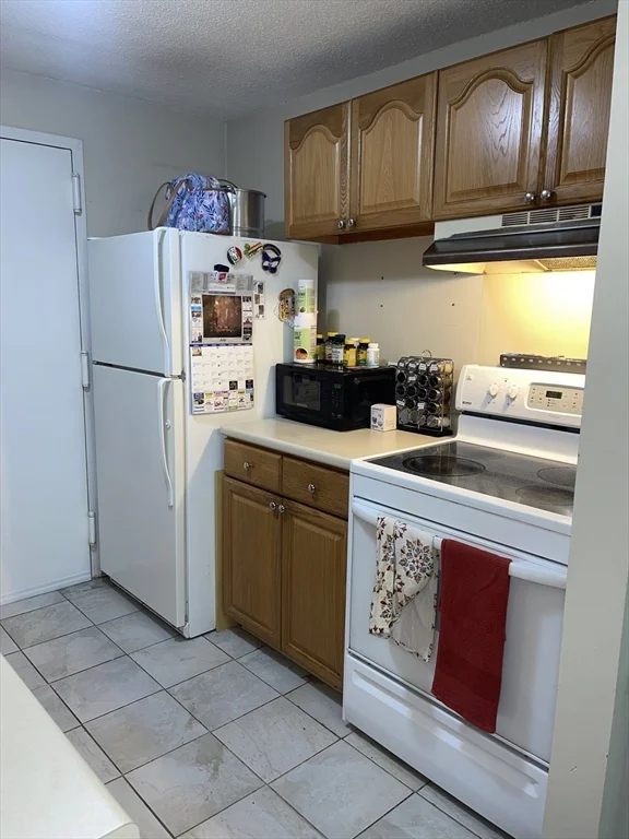 2 Village Hill Ln, West Natick