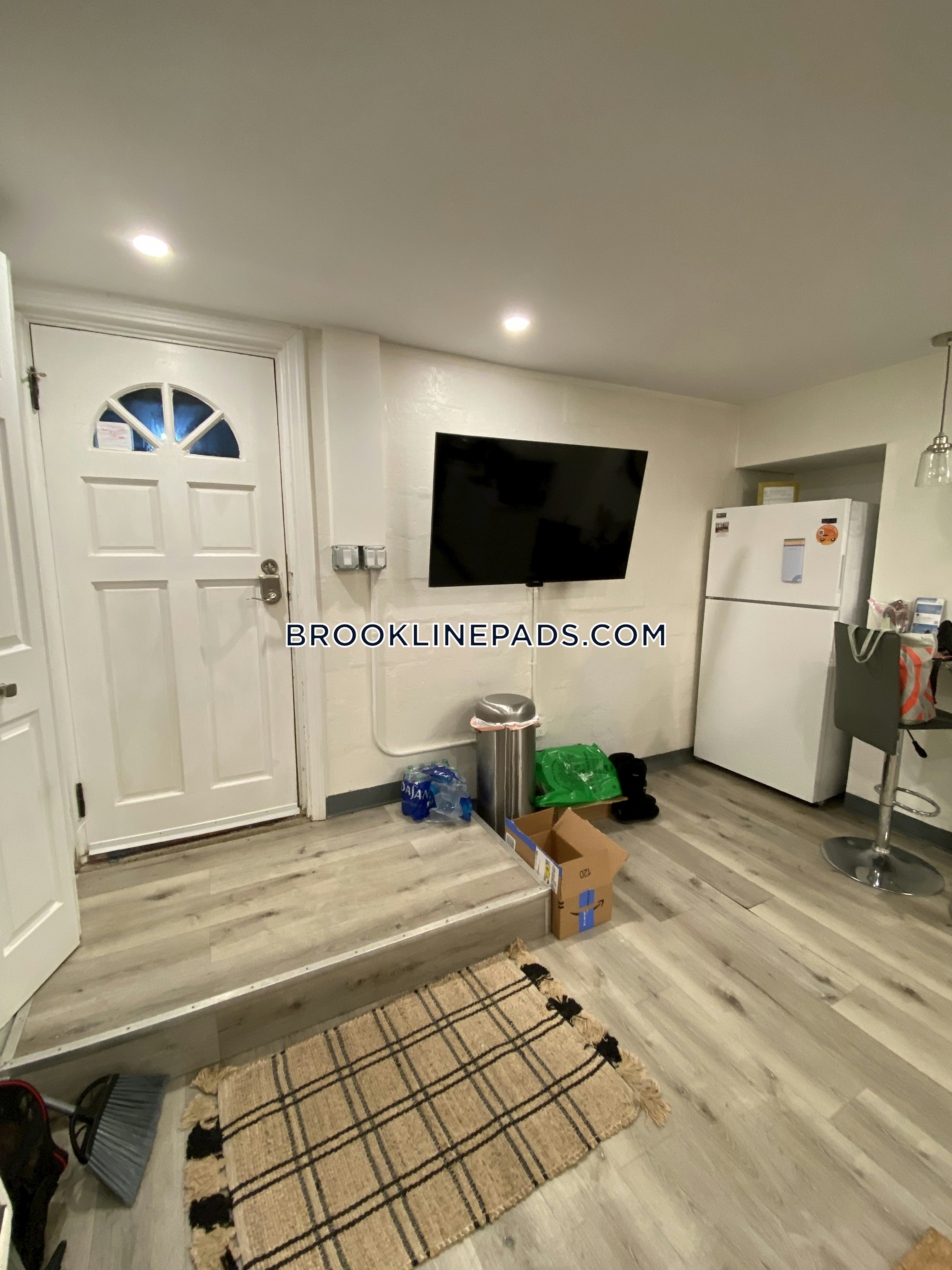 1 bed, 1 bath apartment for rent at 49 Boylston St Unit B, Boylston Street — photo 5 of 7