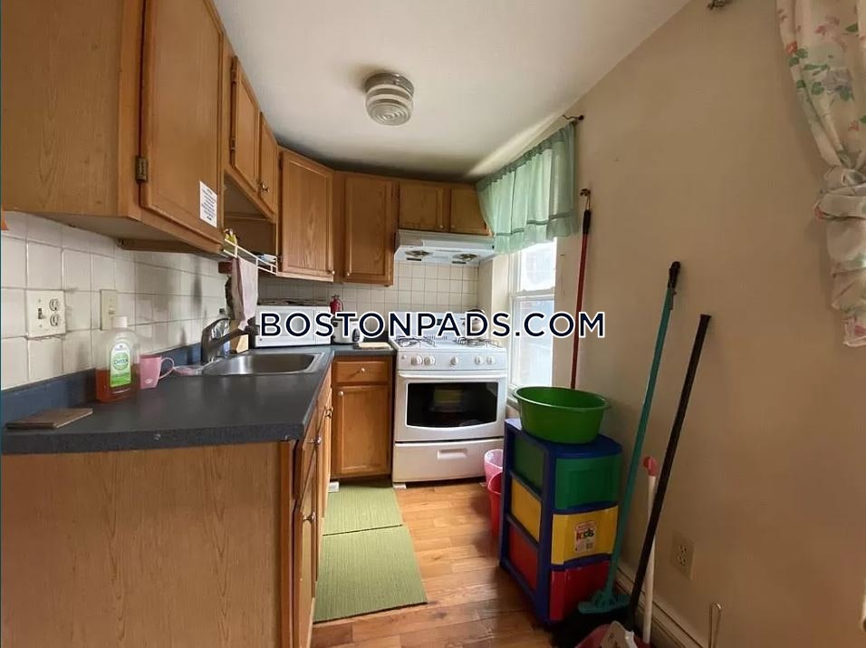2 bed, 1 bath apartment for rent at 2 Johnny Ct Unit 2, Chinatown — photo 3 of 6