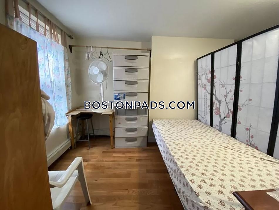 2 bed, 1 bath apartment for rent at 2 Johnny Ct Unit 2, Chinatown — photo 2 of 6