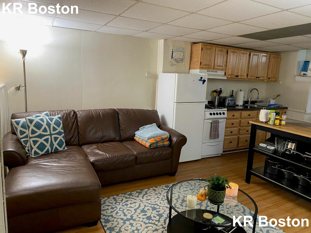 Studio bed, 1 bath apartment for rent at 172 Marlborough St Unit BF, Back Bay — photo 2 of 3