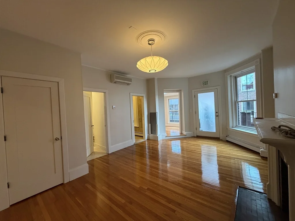 218 Newbury St, Back Bay