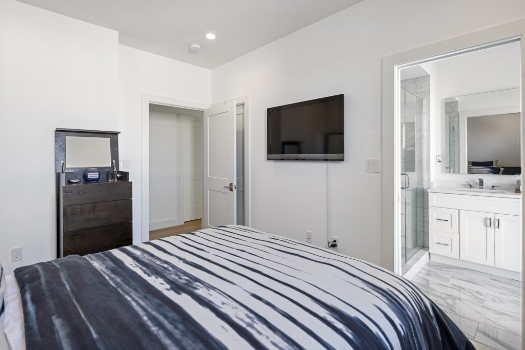 946 Saratgoa, East Boston