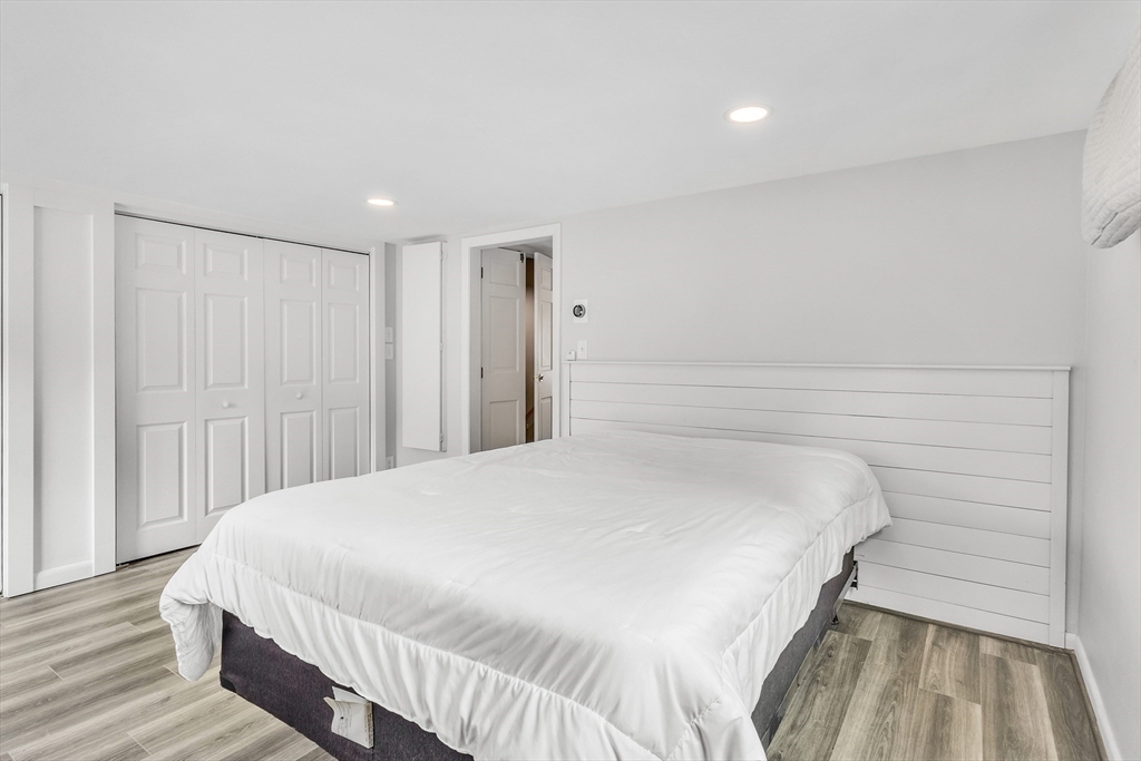 4 Oakridge Ave, Natick