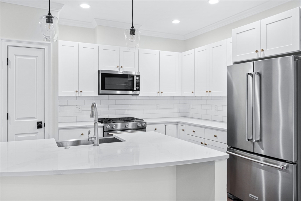 15 Lily Pond Ln, Lexington