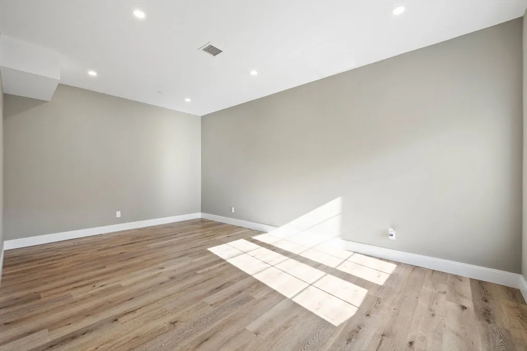 3 Burke Ln, Wellesley