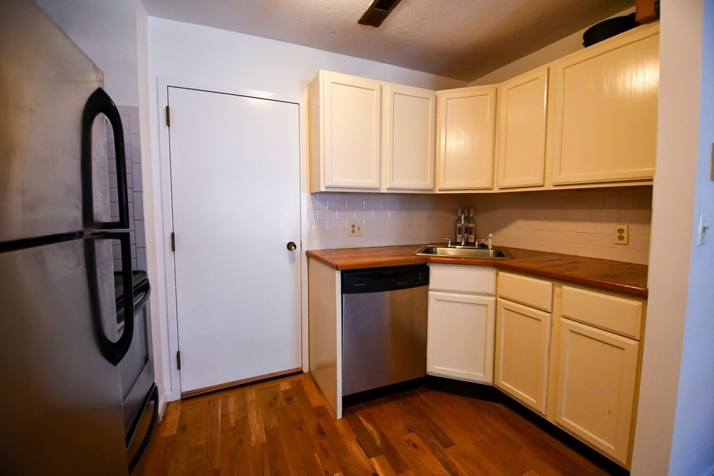 386 Commercial, North End