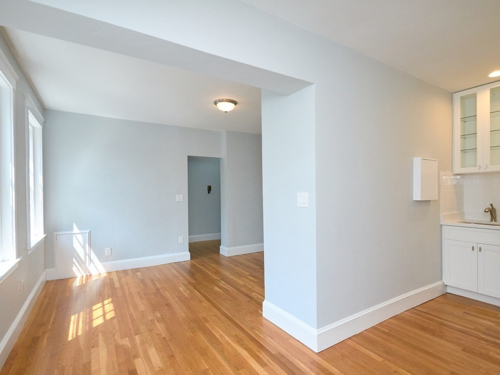 42 Linnaean St, Neighborhood Nine