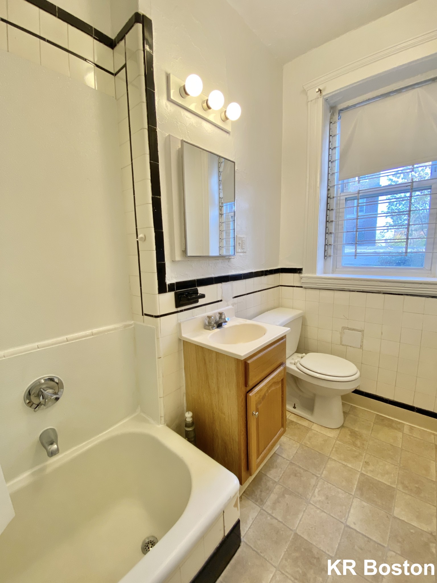 1 bed, 1 bath apartment for rent at 1810 Commonwealth Ave Unit 2J, Brighton