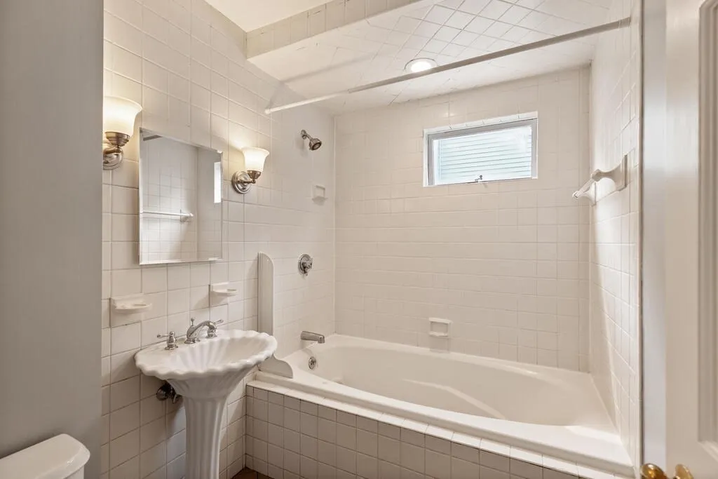 43 Sunset Rd, West Somerville