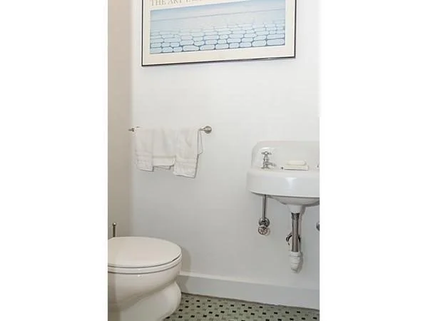 381 Vfw Pkwa, Chestnut Hill