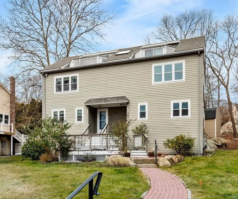 3 Sandpiper Ln, Long Beach