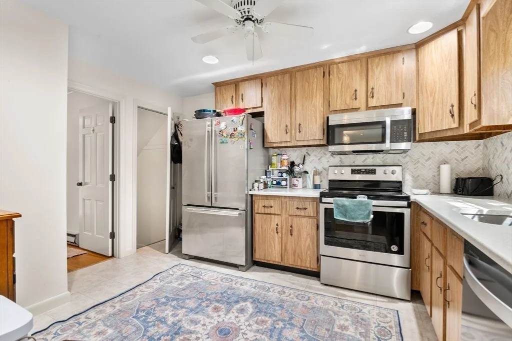9 Town House Dr, Newtonville
