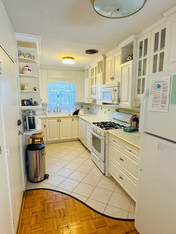 137 Lake Shore Rd, Brighton