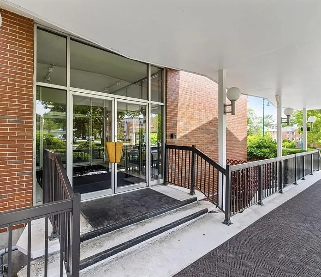 20 Hammond Pond Pkwa, Chestnut Hill