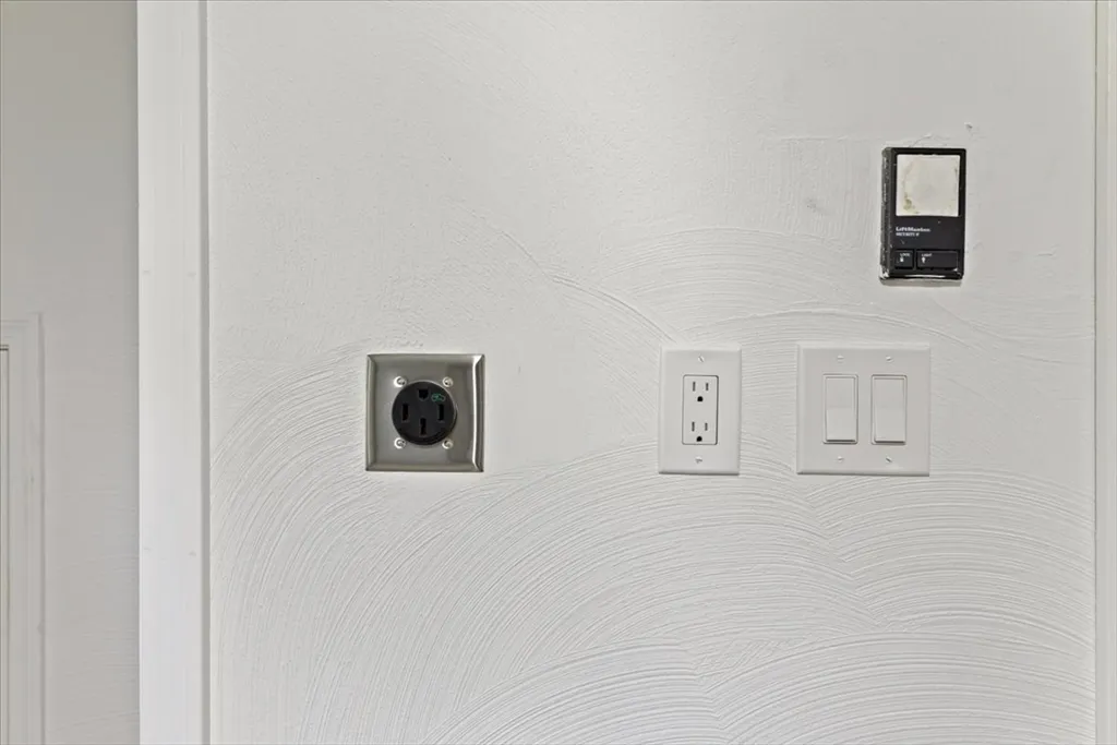 19 Coach Ln, Norwood