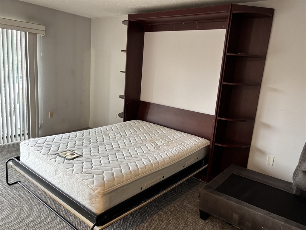 1 Summit Dr, Reading