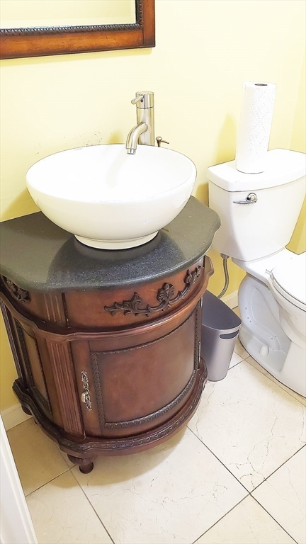 14 Meetinghouse Ln, Millbury