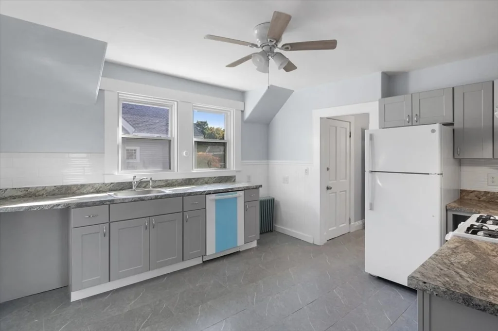 8 Linwood St, Holbrook