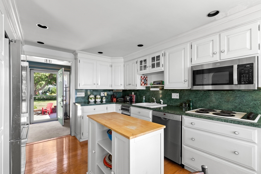 37 Marmion Way, Rockport