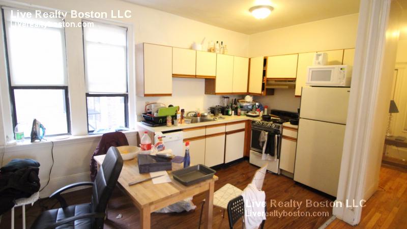 1.5 bed, 1 bath apartment for rent at 109 Strathmore Rd Unit 9, Brighton — photo 2 of 2
