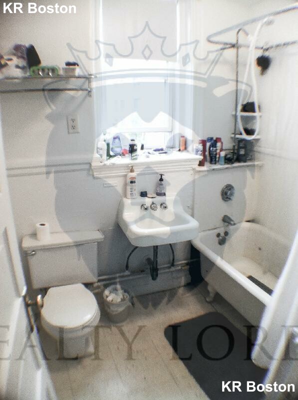 3 split bed, 1 bath apartment for rent at 19 Mount Hood Rd Unit 6, Brighton — photo 2 of 7