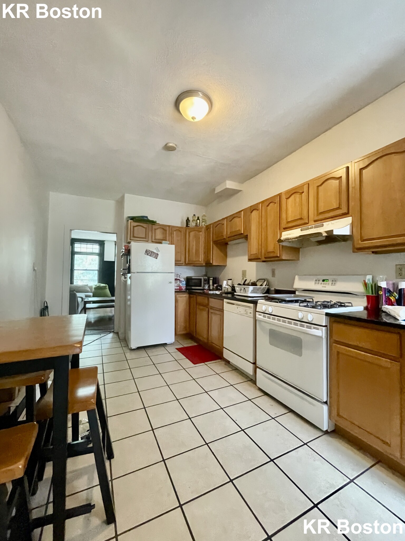 5 bed, 2 bath apartment for rent at 1911 Beacon St Unit 2, Chestnut Hill — photo 1 of 9