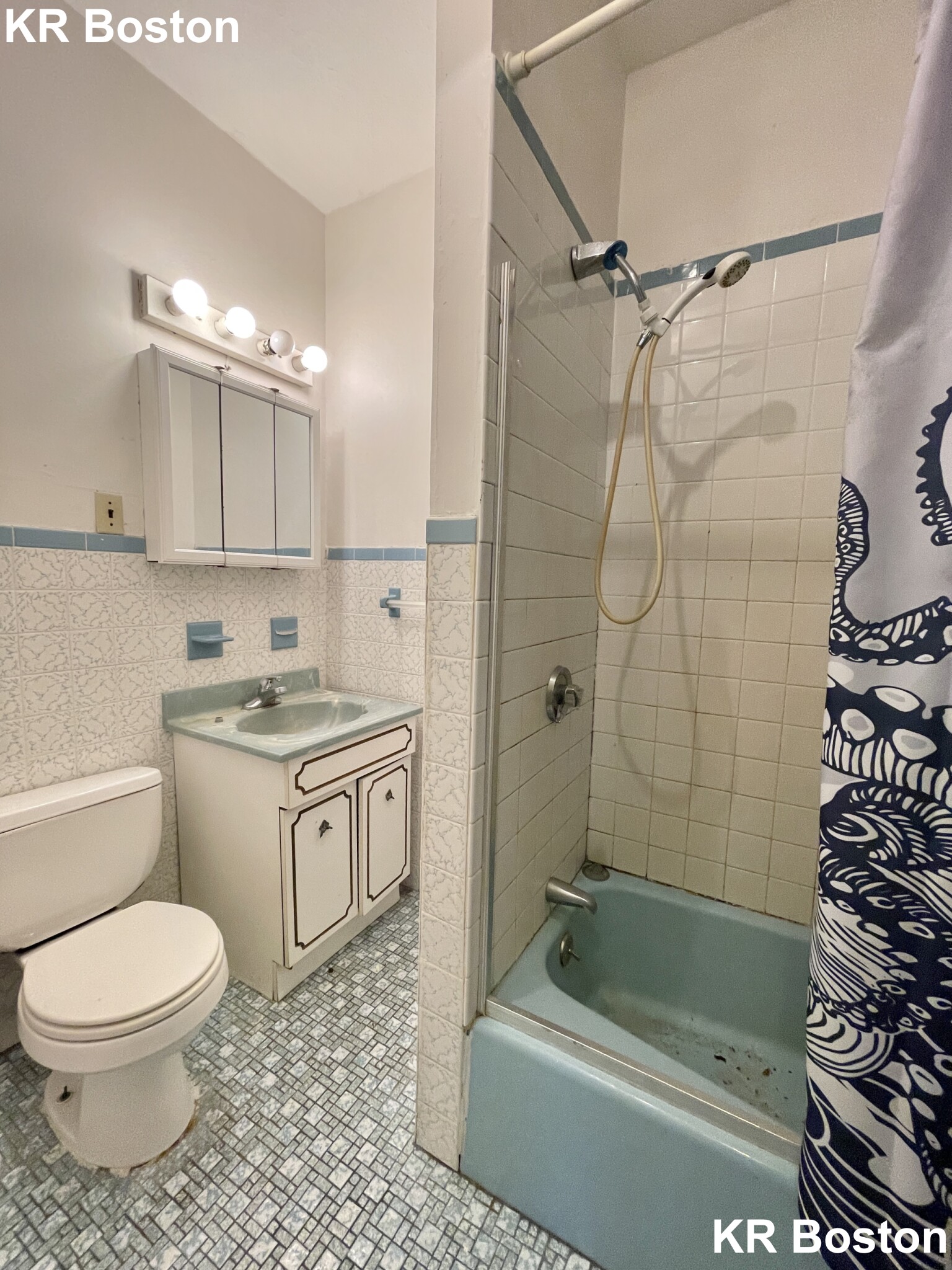 5 bed, 2 bath apartment for rent at 1904 Beacon St Unit 2, Chestnut Hill — photo 6 of 9