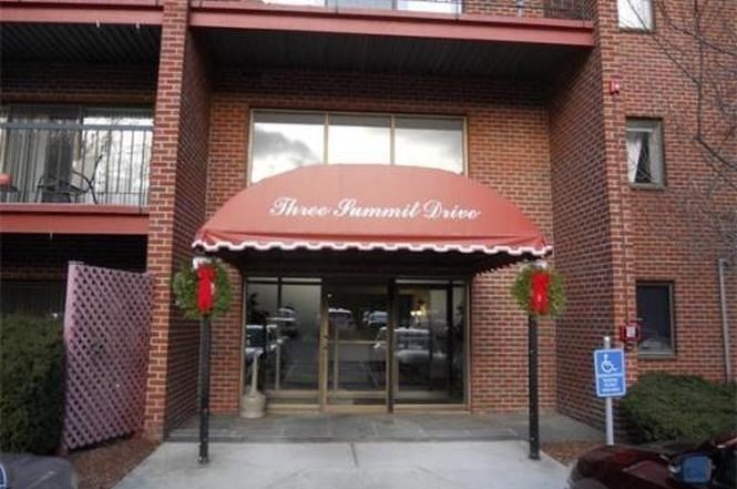 3 Summit Dr, Reading