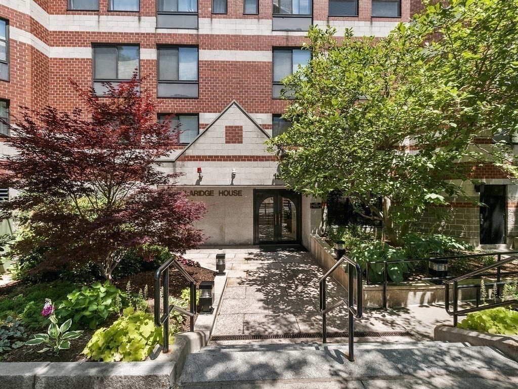 1933 Commonwealth Ave, Brighton