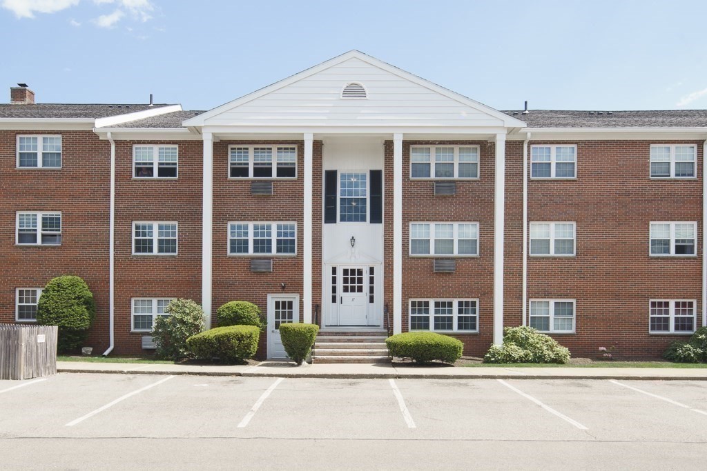 11 Old Colony Ln, Arlington Heights