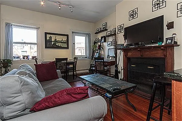 591 Beacon St, Fenway