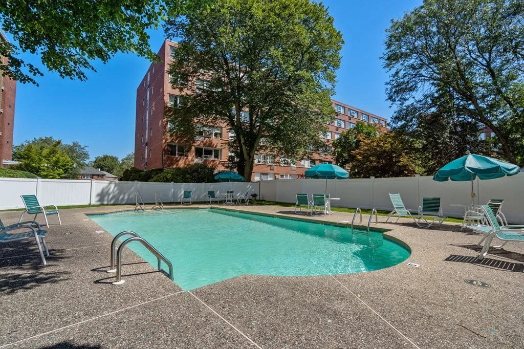 20 Hammond Pond Pkwa, Chestnut Hill