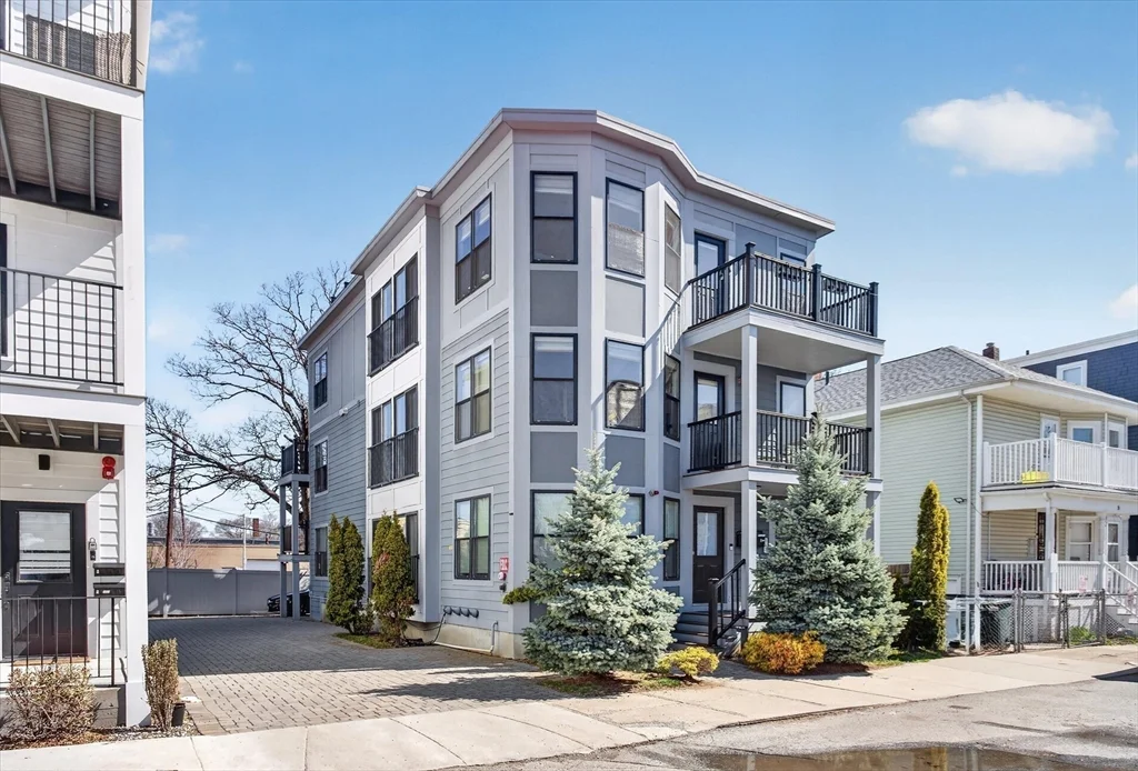 15 W Bellflower St, South Boston