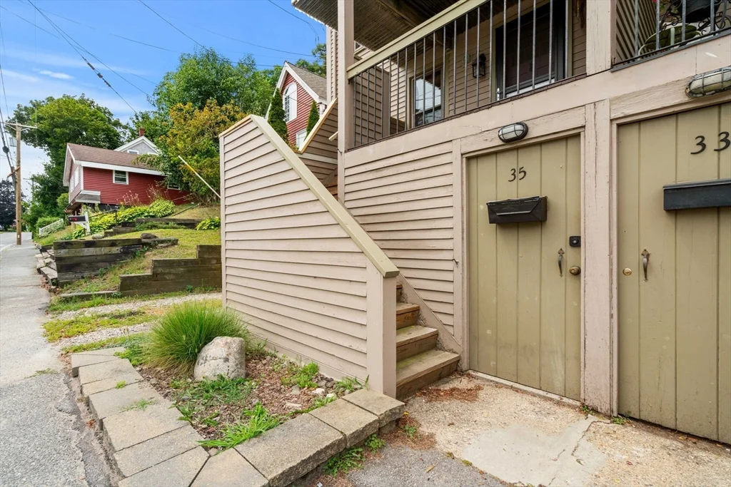 35 Merrimac, Amesbury