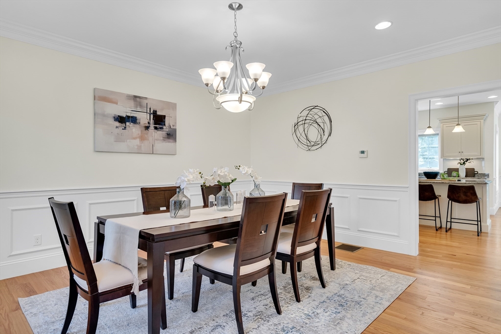 19 Bryn Mawr Rd, Wellesley