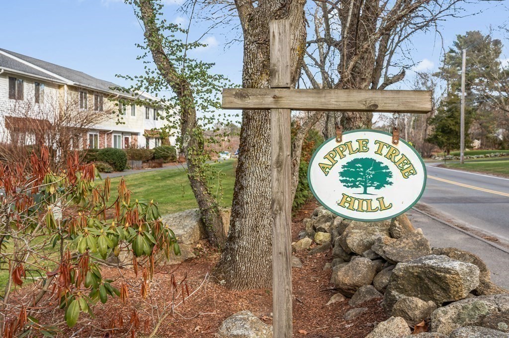 28 Apple Tree Hill Rd, Hopkinton