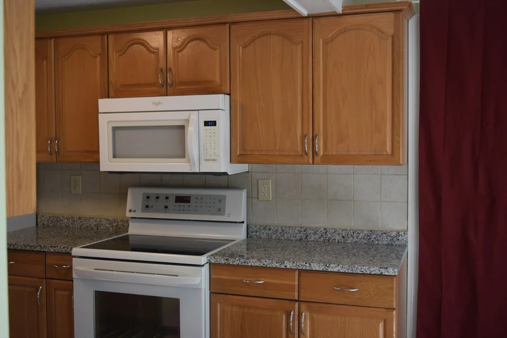 11 Hilltop Ln, Easton