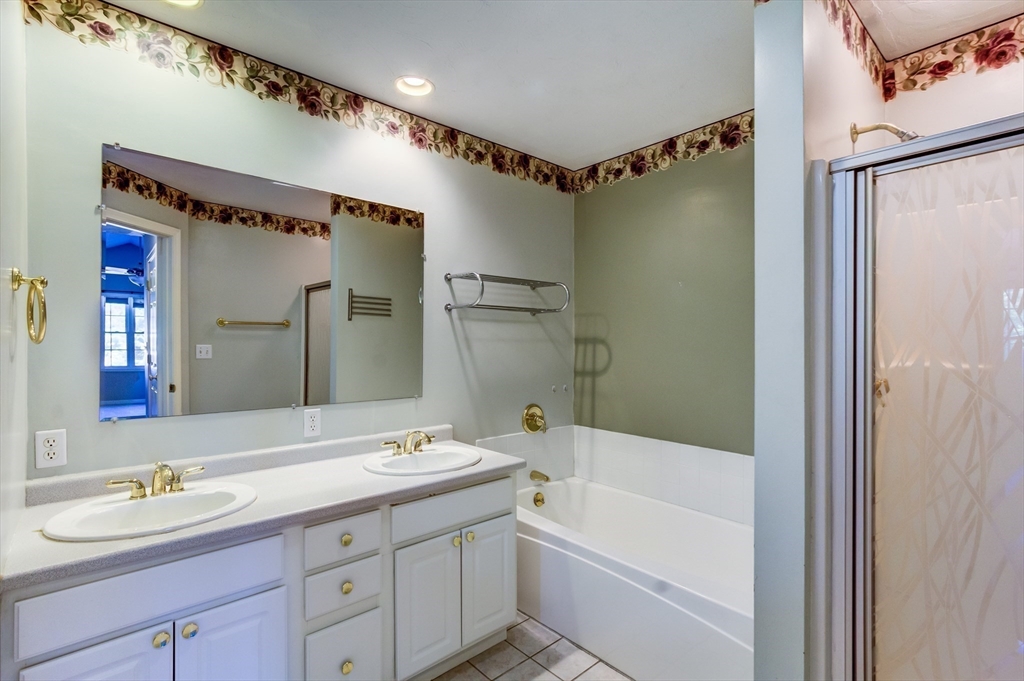 28 Ptarmigan Dr, Shrewsbury