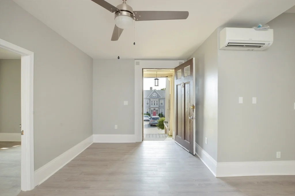 1049 Pleasant St, Center